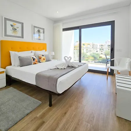 Rocha Honey Glow Apartment *